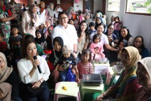 Wamen PPPA Veronica Tan bersama Wamen BKKBN Isyana Bagoes Oka meninjau lokasi Makan Bergizi Gratis (MBG) di Posyandu Dahlia, Ciracas - Jakarta Timur. Foto : Kemen PPPA