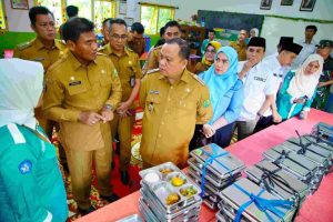 H Sandi Fahlepi bersama jajaran Forkopimda dan Perangkat Daerah terkait meninjau sekaligus melaunching Program Makanan Bergizi Gratis, di SDN 3 Sekayu dan SMPN 1 Sekayu, Senin (13/1/2025).