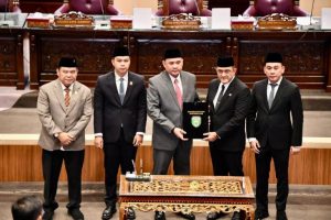 Penetapan Pasangan Calon Gubernur dan Wakil Gubernur Terpilih di Ruang Rapat Paripurna DPRD Sumsel, Senin (13/1/2025). (FOTO: SS 1/IST).