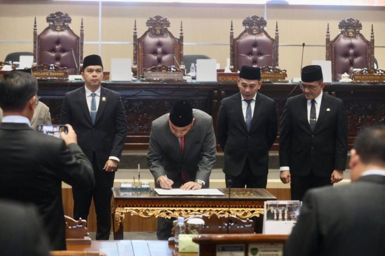 Penandatanganan berita acara penetapan Gubernur-Wagub Sumsel terpilih.