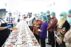Menteri PPPA Arifah Fauzi memantau kondisi Dapur Sehat di Satuan Pelayanan Pemenuhan Gizi (SPPG) Karangasem. Foto : Kemen PPPA.