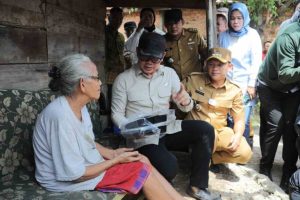 Wamendagri saat turun langsung bersama Pj Wali Kota Palembang membagikan rantang makanan kepada warga di sekitar Hotel Batiqa, Jalan A Rivai, Senin (13/1/2024) siang.