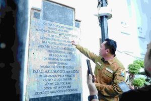 Sebuah prasasti kuno peninggalan belanda berhasil ditemukan oleh Tim Cagar Budaya terletak di bagian tembok depan kantor Wali Kota Palembang.