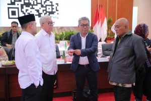 Dirjen Percepatan Pembangunan Daerah Tertinggal, Samsul Widodo, (pakai jas kedua dari kanan) dalam Rapat Koordinasi Terbatas Bidang Pangan di kompleks rumah jabatan Gubernur Provinsi Sulawesi Selatan (Angga/Humas Kemendes PDT)