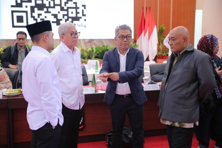 Dirjen Percepatan Pembangunan Daerah Tertinggal, Samsul Widodo, (pakai jas kedua dari kanan) dalam Rapat Koordinasi Terbatas Bidang Pangan di kompleks rumah jabatan Gubernur Provinsi Sulawesi Selatan (Angga/Humas Kemendes PDT)