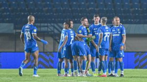 Puncak klasemen berhasil didapatkan Persib usai menaklukkan tuan rumah Persis Solo, Minggu (29/12) di Stadion Manahan.