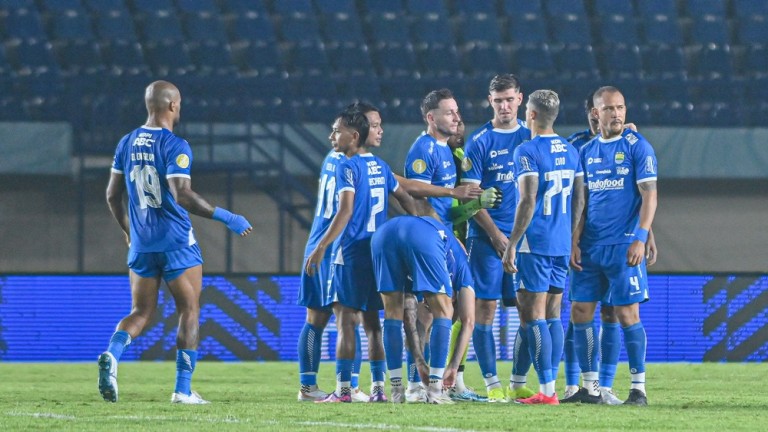 Puncak klasemen berhasil didapatkan Persib usai menaklukkan tuan rumah Persis Solo, Minggu (29/12) di Stadion Manahan.