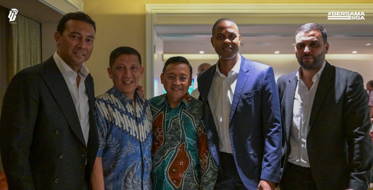 PSSI dan PT Liga Indonesia Baru (LIB) menggelar agenda makan malam eksklusif bersama tim pelatih Timnas Indonesia pada Selasa (14/1) malam di Hotel St. Regis, Jakarta Pusat. (Foto : www.ligaindonesiabaru.com)