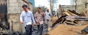 Gibran Rakabuming turun langsung meninjau lokasi pengungsian korban kebakaran besar di kawasan Gempol, Kemayoran, Jakarta Pusat, Selasa (21/01/2025).