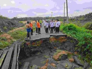 Akibat intensitas hujan yang tinggi dan berlangsung cukup lama melanda Kabupaten Musi Banyuasin menyebabkan salah satu jalan penghubung antar desa di Kecamatan Babat Toman tergerus longsor, Rabu (15/1/2025).