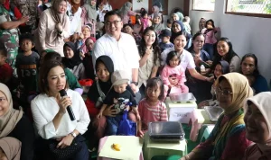Wamen PPPA Veronica Tan bersama Wamen BKKBN Isyana Bagoes Oka meninjau lokasi Makan Bergizi Gratis (MBG) di Posyandu Dahlia, Ciracas - Jakarta Timur. Foto : Kemen PPPA Wamen PPPA Veronica Tan bersama Wamen BKKBN Isyana Bagoes Oka meninjau lokasi Makan Bergizi Gratis (MBG) di Posyandu Dahlia, Ciracas - Jakarta Timur. Foto : Kemen PPPA