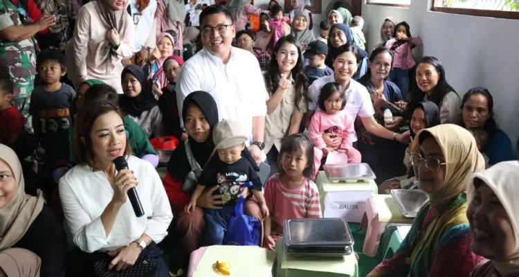 Wamen PPPA Veronica Tan bersama Wamen BKKBN Isyana Bagoes Oka meninjau lokasi Makan Bergizi Gratis (MBG) di Posyandu Dahlia, Ciracas - Jakarta Timur. Foto : Kemen PPPA