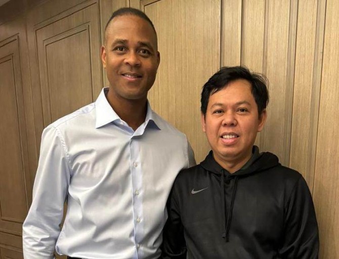 Ketua Dewan Perwakilan Daerah (DPD) Republik Indonesia, Sultan B. Najamudin, bersama Pelatih Timnas Indonesia, Patrick Kluivert. (MusiNews.id/Dokumen Pribadi Sultan B. Najamudin)