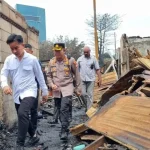 Wakil Presiden Republik Indonesia, Gibran Rakabuming Raka, turun langsung meninjau lokasi pengungsian korban kebakaran besar di kawasan Gempol, Kemayoran, Jakarta Pusat. (MUSINEWS.ID/HAIRUDIN)