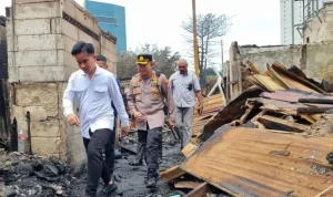 Wakil Presiden Republik Indonesia, Gibran Rakabuming Raka, turun langsung meninjau lokasi pengungsian korban kebakaran besar di kawasan Gempol, Kemayoran, Jakarta Pusat. (MUSINEWS.ID/HAIRUDIN) Wakil Presiden Republik Indonesia, Gibran Rakabuming Raka, turun langsung meninjau lokasi pengungsian korban kebakaran besar di kawasan Gempol, Kemayoran, Jakarta Pusat. (MUSINEWS.ID/HAIRUDIN)