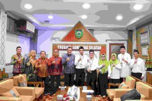 Drs. H. Edward Candra, MH menerima audiensi Pengurus Edukasi Wakaf Indonesia (EWI) Provinsi Sumsel yang akan melakukan pendampingan proses sertifikasi produk halal di Sumsel di ruang tamu Sekda Sumsel, Jum'at (24/1/2025)