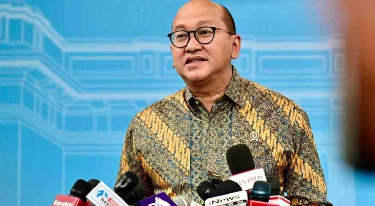 Menteri Investasi dan Hilirisasi/Kepala BKPM Rosan Roeslani memberikan keterangan pers kepada awak media di komplek Istana Kepresidenan Jakarta, pada Selasa, 4 Februari 2025. Foto: BPMI Setpres