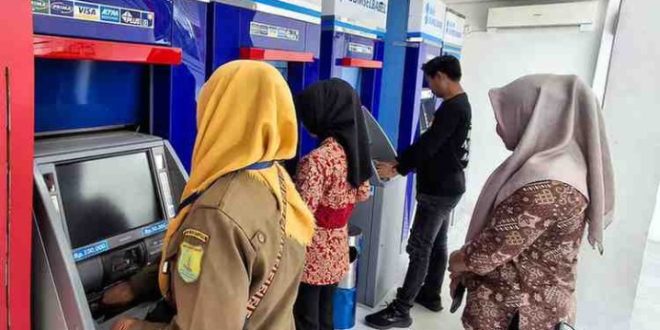 Suasana di sekitar ATM dipenuhi dengan tawa dan kegembiraan, menciptakan momen yang penuh harapan bagi para TKK.