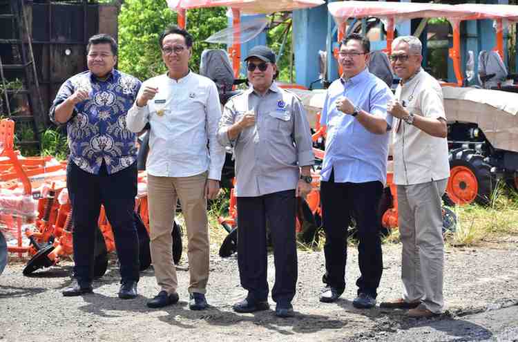 Kementrian pertanian mengirimkan ratusan alat mekanisasi pertanian (Alsintan) ke Kabupaten Ogan Komering Ilir untuk menjadikan daerah ini lumbungan pangan mendukung swasembada pangan nasional.