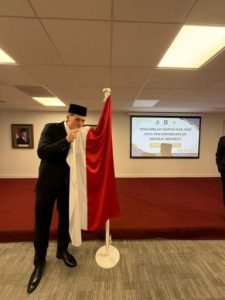 Ole Romeny, Tim Geypens dan Dion Markx resmi menjadi Warga Negara Indonesia (WNI) setelah pada hari Sabtu (8/2) di London, Inggris melakukan sumpah setia menjadi warga negara Indonesia.