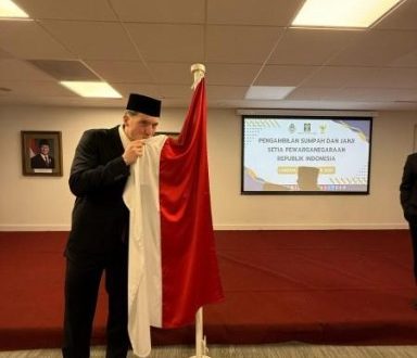 Ole Romeny, Tim Geypens dan Dion Markx resmi menjadi Warga Negara Indonesia (WNI) setelah pada hari Sabtu (8/2) di London, Inggris melakukan sumpah setia menjadi warga negara Indonesia.