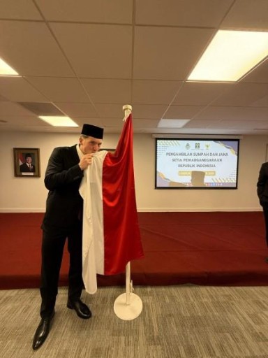Ole Romeny, Tim Geypens dan Dion Markx resmi menjadi Warga Negara Indonesia (WNI) setelah pada hari Sabtu (8/2) di London, Inggris melakukan sumpah setia menjadi warga negara Indonesia.