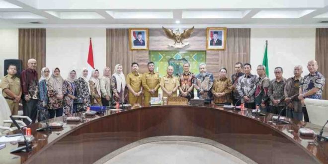 Pemerintah Kabupaten Musi Banyuasin (Muba) menerima kunjungan jajaran Penasehat dan Pengurus Ikatan Keluarga Muba (IKA Muba) Kabupaten Ogan Komering Ulu (OKU) di Ruang Rapat Serasan Sekate, Sekretariat Daerah Kabupaten Muba, Senin (10/2/2025).