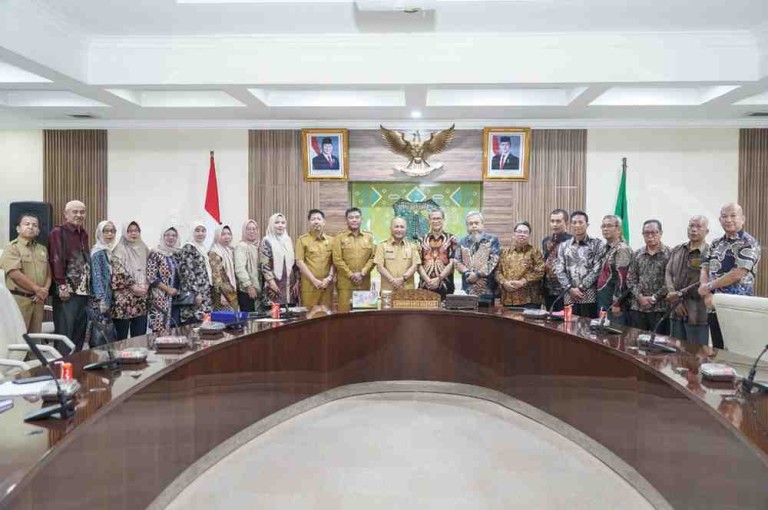 Pemerintah Kabupaten Musi Banyuasin (Muba) menerima kunjungan jajaran Penasehat dan Pengurus Ikatan Keluarga Muba (IKA Muba) Kabupaten Ogan Komering Ulu (OKU) di Ruang Rapat Serasan Sekate, Sekretariat Daerah Kabupaten Muba, Senin (10/2/2025).