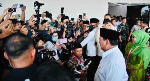Presiden Prabowo Subianto menyampaikan keterangannya kepada awak media usai membuka Kongres XVIII Muslimat NU di Kota Surabaya, Provinsi Jawa Timur, pada Senin, 10 Februari 2025. Foto: BPMI Setpres/Laily Rachev