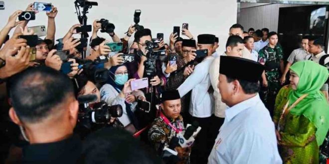 Presiden Prabowo Subianto menyampaikan keterangannya kepada awak media usai membuka Kongres XVIII Muslimat NU di Kota Surabaya, Provinsi Jawa Timur, pada Senin, 10 Februari 2025. Foto: BPMI Setpres/Laily Rachev