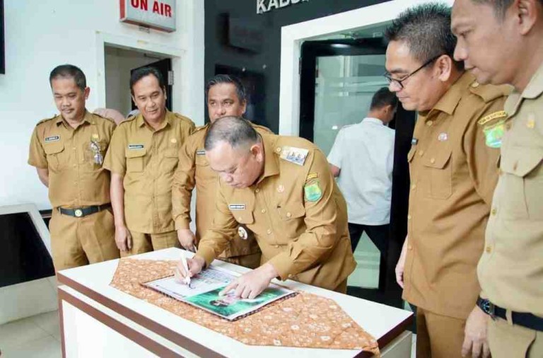 H. Sandi Fahlepi berbagi kisah perjalanan kepemimpinannya dalam acara "Hallo Muba Gema Randik" bertajuk Ngobrol Santai.