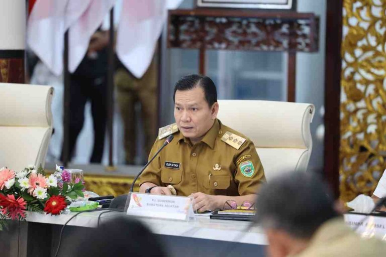 Elen Setiadi memimpin rapat koordinasi lanjutan penyerapan dan pengendalian harga gabah di Provinsi Sumsel. Griya Agung Palembang. Selasa, (11/02/2025).