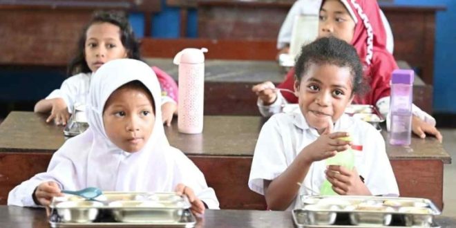 Suasana ceria terpancar dari wajah-wajah para siswa di sejumlah sekolah di Kota Sorong, Provinsi Papua Barat Daya, saat ompreng berisi makanan bergizi tiba. Foto: BPMI Setpres/Kris