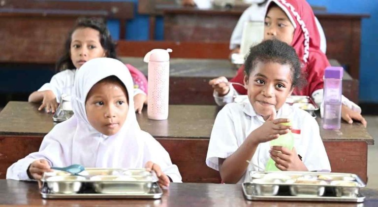 Suasana ceria terpancar dari wajah-wajah para siswa di sejumlah sekolah di Kota Sorong, Provinsi Papua Barat Daya, saat ompreng berisi makanan bergizi tiba. Foto: BPMI Setpres/Kris