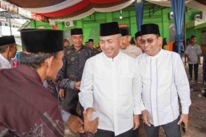 Ratusan masyarakat dan jemaah Masjid Al-Ula Desa Teluk Kijing Kecamatan Lais, Sabtu (15/2/2025) menyambut kedatangan Sekda Muba Dr Apriyadi MSi.