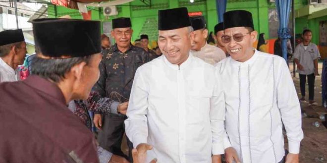 Ratusan masyarakat dan jemaah Masjid Al-Ula Desa Teluk Kijing Kecamatan Lais, Sabtu (15/2/2025) menyambut kedatangan Sekda Muba Dr Apriyadi MSi.