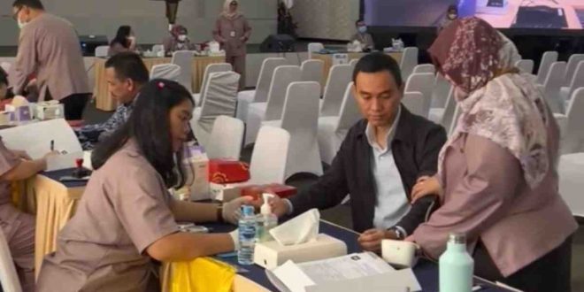 Bupati Ogan Komering Ilir (OKI) terpilih Muchendi Mahzareki dan wakilnya Supriyanto melakukan registrasi dan menjalani pemeriksaan kesehatan di Kementerian Dalam Negeri (Kemendagri), Jakarta, Minggu, (16/2).