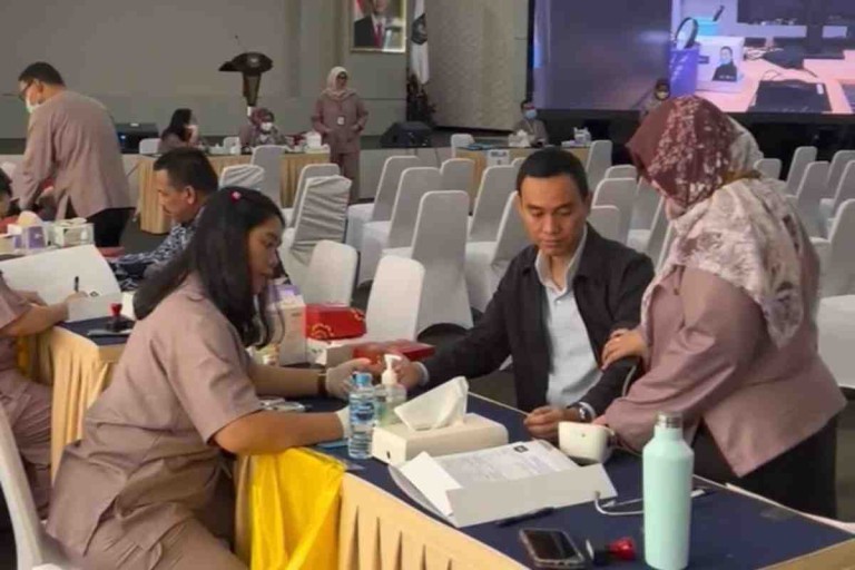 Bupati Ogan Komering Ilir (OKI) terpilih Muchendi Mahzareki dan wakilnya Supriyanto melakukan registrasi dan menjalani pemeriksaan kesehatan di Kementerian Dalam Negeri (Kemendagri), Jakarta, Minggu, (16/2).
