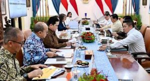 Presiden Prabowo Subianto menggelar rapat terbatas dengan sejumlah jajaran Menteri Kabinet Merah Putih di Istana Merdeka, Jakarta, pada Senin, 17 Februari 2025. Foto: BPMI Setpres/Cahyo