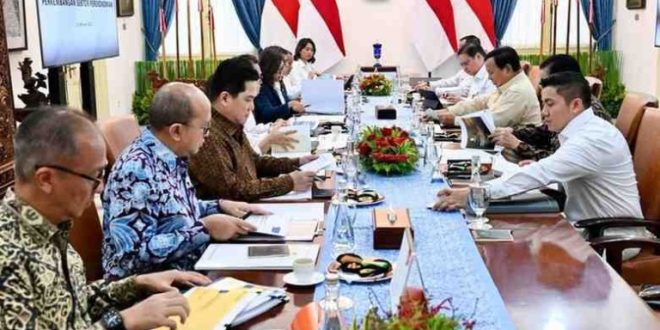 Presiden Prabowo Subianto menggelar rapat terbatas dengan sejumlah jajaran Menteri Kabinet Merah Putih di Istana Merdeka, Jakarta, pada Senin, 17 Februari 2025. Foto: BPMI Setpres/Cahyo