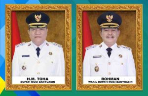 Kepala Dinas Kominfo Muba, Herryandi Sinulingga AP, mengumumkan dan merilis Photo Bupati dan Wakil Bupati Muba Terpilih bahwa seluruh kantor dinas, instansi, hingga kecamatan di lingkungan Pemkab Muba untuk segera memasang foto resmi Bupati H M Toha dan Wakil Bupati Rohman periode 2025-2030.