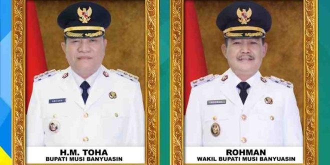 Kepala Dinas Kominfo Muba, Herryandi Sinulingga AP, mengumumkan dan merilis Photo Bupati dan Wakil Bupati Muba Terpilih bahwa seluruh kantor dinas, instansi, hingga kecamatan di lingkungan Pemkab Muba untuk segera memasang foto resmi Bupati H M Toha dan Wakil Bupati Rohman periode 2025-2030.
