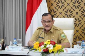 Drs. H. Edward Candra, MH pimpinan rapat sosialisasi sinkronisasi program pembangunan Sumatera Selatan yang dilaksanakan di Griya Agung (Selasa, 18/2/2025)