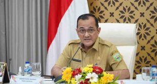 Drs. H. Edward Candra, MH pimpinan rapat sosialisasi sinkronisasi program pembangunan Sumatera Selatan yang dilaksanakan di Griya Agung (Selasa, 18/2/2025)