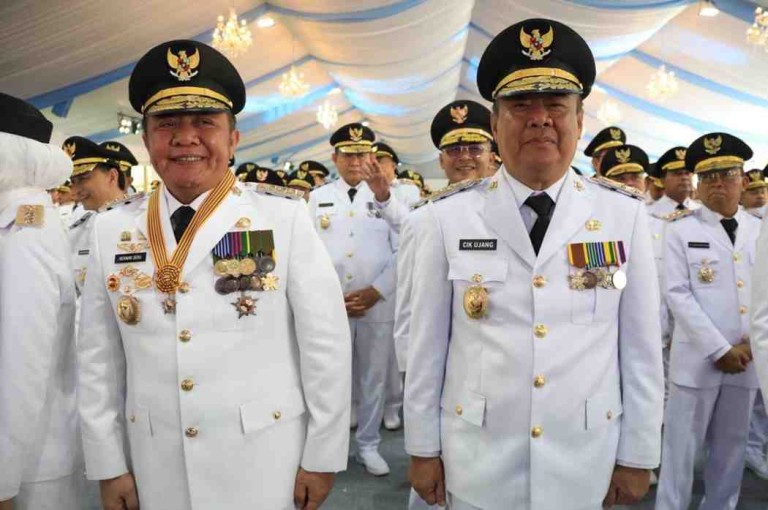 Prabowo Subianto resmi melantik H. Herman Deru sebagai Gubernur Sumatera Selatan dan H. Cik Ujang sebagai Wakil Gubernur Sumsel di Istana Negara, Rabu, (20/2/2025).