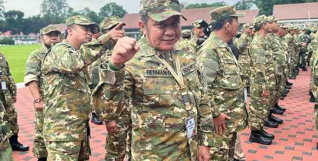 Gubernur Sumatera Selatan Herman Deru dengan mengenakan seragam komponen cadangan (komcad) lengkap tiba di Magelang untuk mengikuti Retreat.