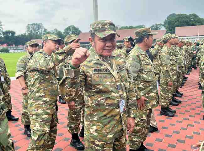 Gubernur Sumatera Selatan Herman Deru dengan mengenakan seragam komponen cadangan (komcad) lengkap tiba di Magelang untuk mengikuti Retreat.