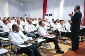 Gubernur Sumsel Herman Deru yang terus semangat mengawali kegiatan dengan apel pagi dan mendengarkan arahan Wamendagri Bima Arya Sugiarto, dilanjutkan dengan kegiatan ibadah sesuai agama masing-masing Kepala Daerah.