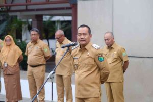 Kegiatan apel pagi ini dihadiri oleh Sekretaris Daerah Muba H Apriyadi, Para Asisten, Staf Ahli Bupati, Kepala Bagian, serta seluruh ASN setempat, Senin (24/2/2025) bertempat di Halaman Kantor Bupati Muba.