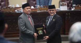 Drs, Edward Candra., M.H menghadiri serta mendengarkan penyampaian hasil resea para anggota DPRD Prov Sumsel pada Rapat Paripurna X (10) DPRD Prov Sumsel dengan agenda penyampaian laporan hasil pelaksanaan kegiatan reses pimpinan dan anggota DPRD Sumsel. Ruang Rapat Paripurna DPRD Sumsel, Senin (24/02/2025).